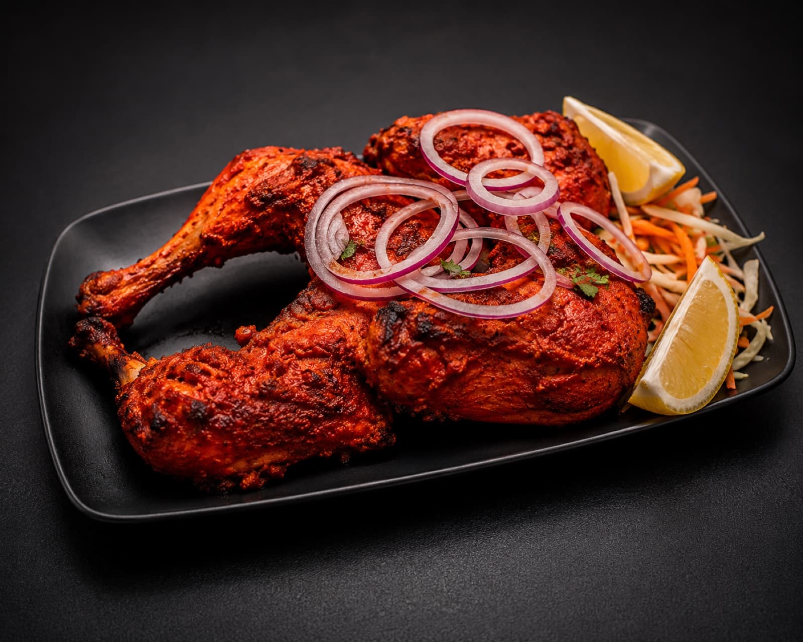 Tandoori chicken with onion rings and lemon